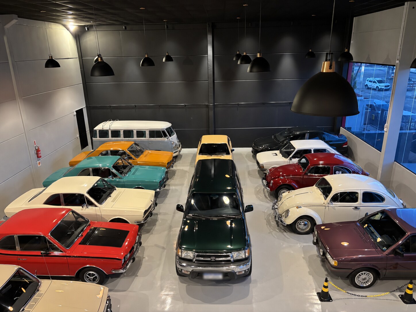 Interior concluído do Galpão Garagem
